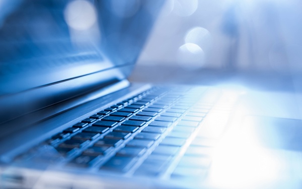 Seitenansicht eines Laptops